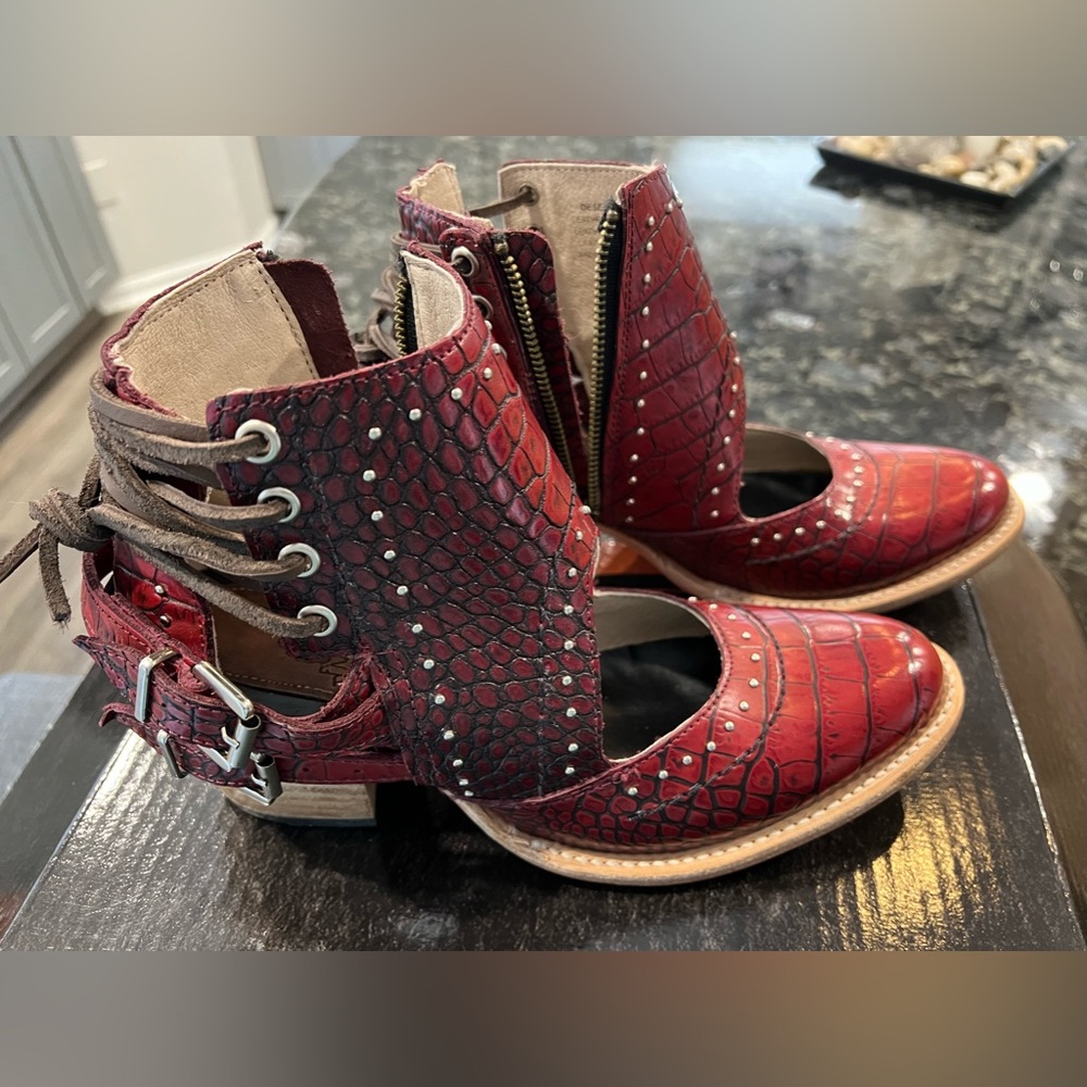 Freebird by Steven Red Croc Desert sz 8